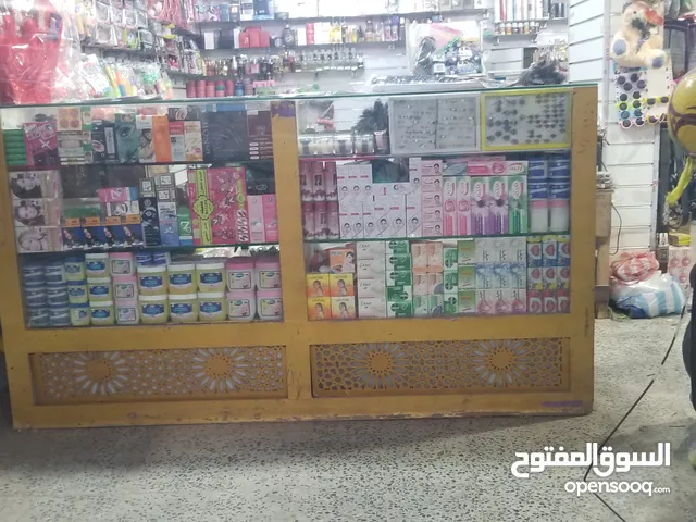 دولاب زجاج معا الديكور الطول مترين. سمكة الزجاح 12 ملي. الارتفاع متر وعشره. العرض 50.