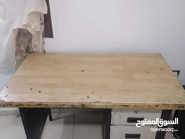 طاولة مكتب استعمال طالب جامعي نظيفة بدي حديد وسطح خشب ثقيل طول 66cm وعرض 121cm وارتفاع 110cm