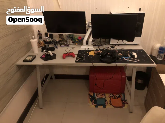 غرفة نوم للبيع مع طاوله قيمنق بيضه نضيفه