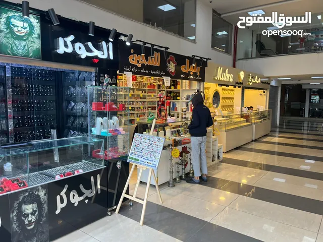 محل بوث على مدخل مول بجانب الريحان