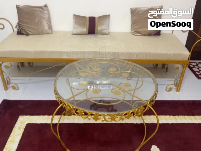 كرسي مع طاولة تفصيل