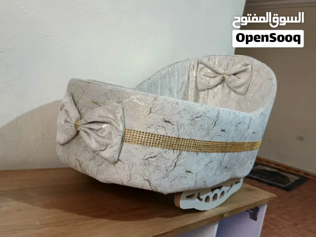 تخت بيبي هزاز نظيف جدا جدا استخدام قليل جدا سعر من لآخر 10 غير قابل للتفاوض