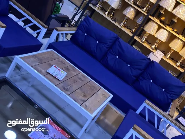 طقم كنب حديد خماسي أنيق للبيع، يتكون من كنبة ثلاثية وكرسيين مفردين وطاولة. تصميم عصري ومتين، مثالي