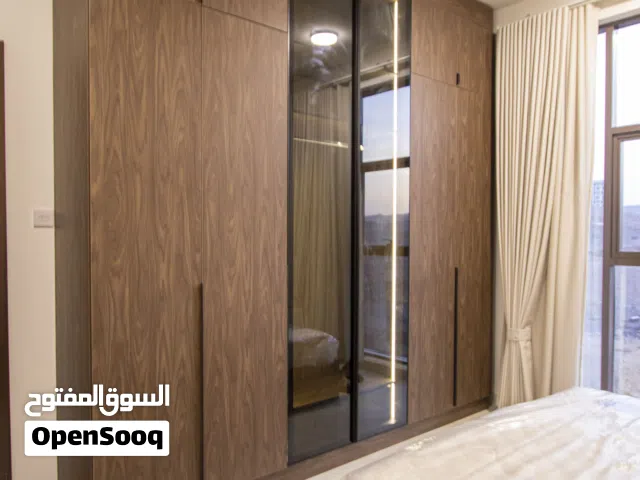 غرفة نوم جديدة تتضمن كبت تسريحة كومادينو و سرير