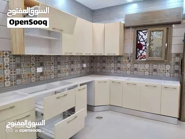 فني مختص تركيب وفك وصيانة جميع انواع المطابخ والديكورات المنزليه 6654