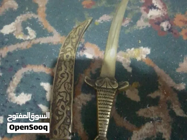 خنجر عمره يتراوح من 100 سنه