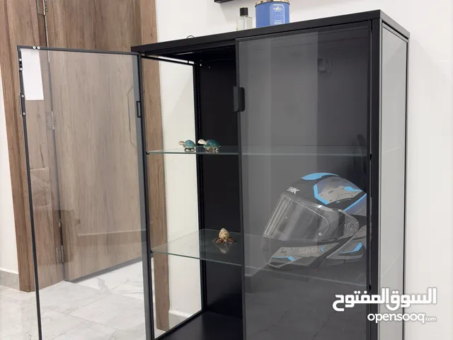 خزانة زجاجيه جميلة و راقيه بحالة الجديد