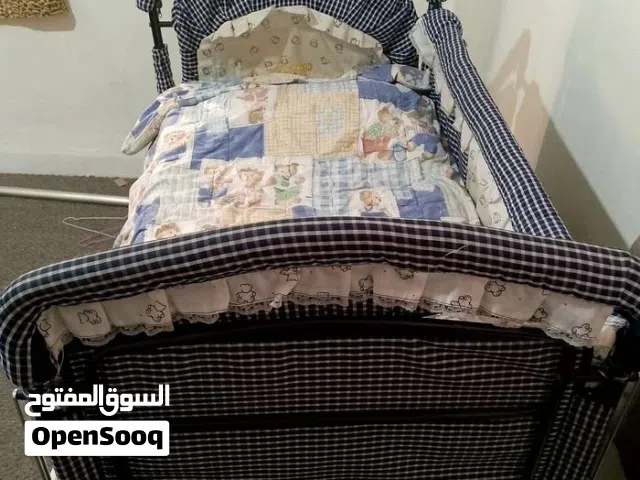 تخت بيبي مع كامل اغراضو للبيع