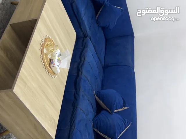 طقم كورنر 9مقاعد للبيع بحالة جيده مع سجادتين وطقم طاولات وسط وجانبي عدد 3