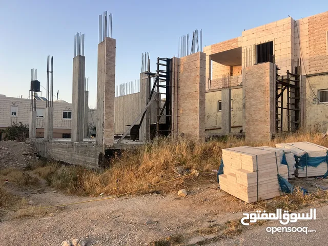ارض عليها تلات مخازن قيد الانشاء للبيع في بيت كاحل الشارع الرئيسي شارع المنتزهات
