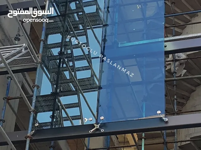 Curtain wall with glass