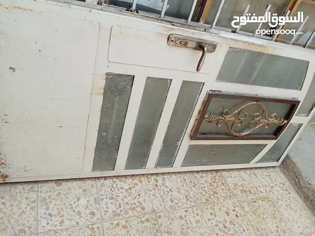 باب حديد قوي.