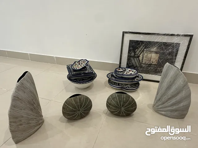 مجموعة من التحف، صحون بنقشات مميزة ولوحات للبيع
