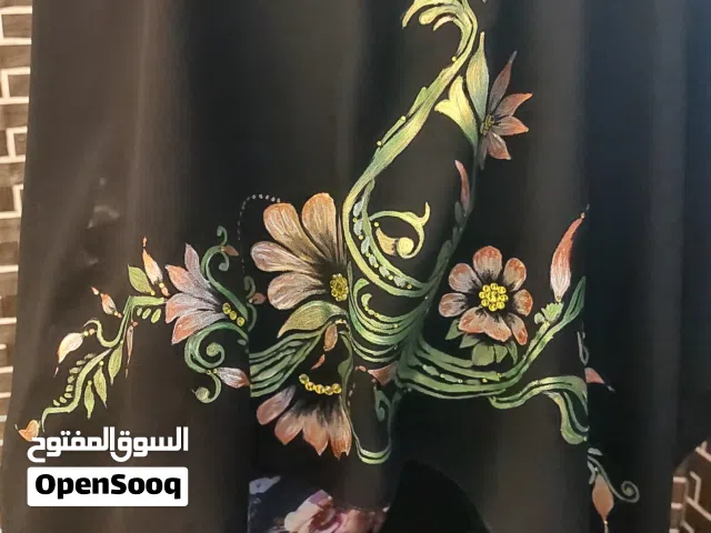 شيله سوداء مزخرفة برسومات يدوية بألوان الأقمشة الثابتة