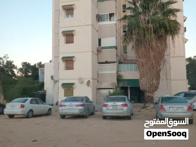 شقه سكنيه خلف مستشفى طرابلس الطبي بما حجرتين ومربوعه ومطبخ وحمام وبلكونه دور رابع دولاب مطبخ راكب