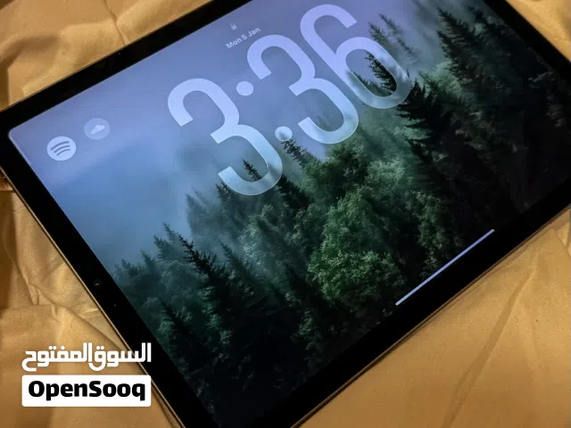 iPad Air 5-256GB بحالة ممتازة مع ملحقاته