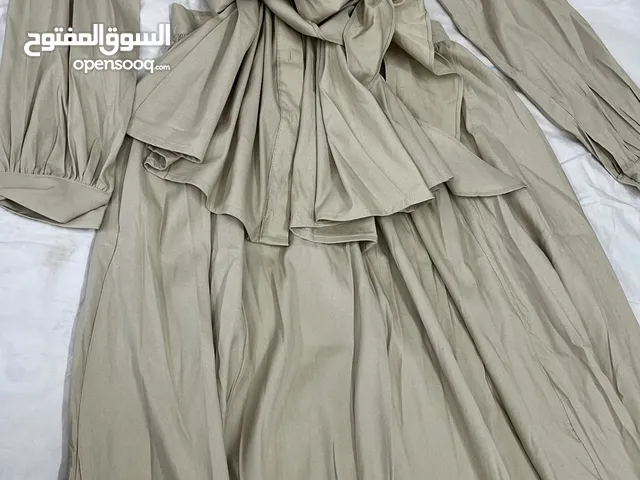 تنورة مع قميص عليه شبرة ( ببيونة ) عالخصر
