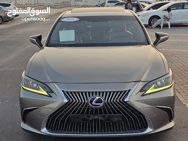 لكزس موديل 2019 خليجي ES300h هايبرد بدون حوادث ضمان
