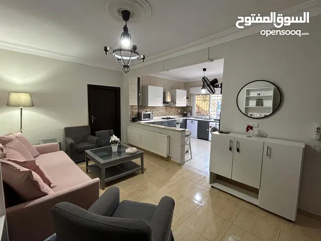 شقة مفروشة مع حديقة 3 غرف نوم صالون + معيشة