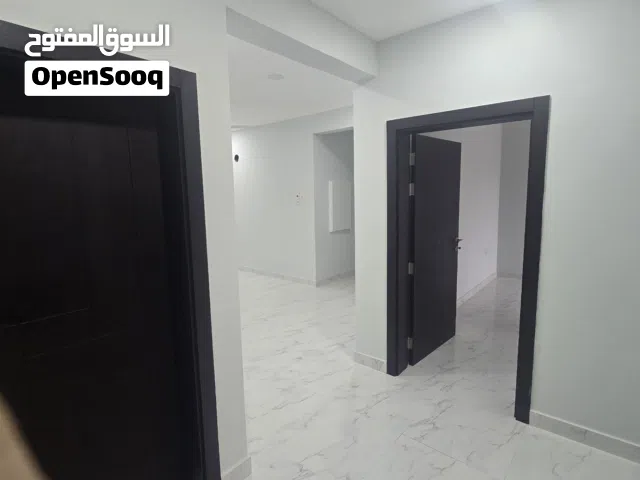 شقة واسعة للايجار قريبة من الشارع العام و مدرسة أم القرى specious flat for rent close to gcc h.w
