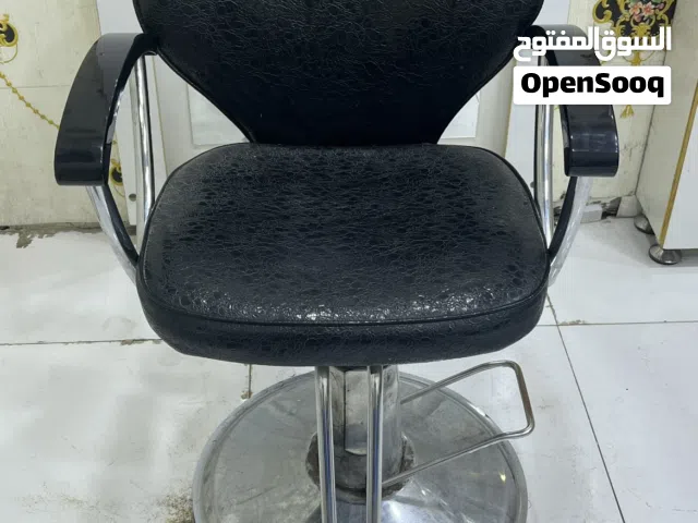 كرسي حلاقة ومراية للبيع
