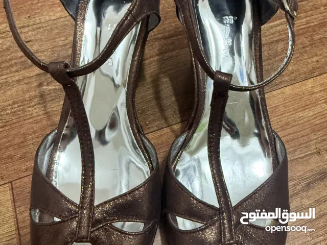 صندل نسائى بحاله ممتازه