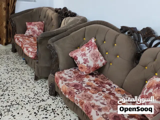 طقم كنب ثقيل بحالة جيدة بحاجة تنظيف فقط السعر قابل للتفاوض بشي بسيط