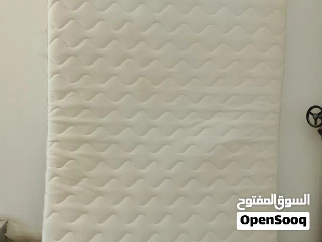 مرتبه مقاس 140 في 2 متر بحاله ممتازه