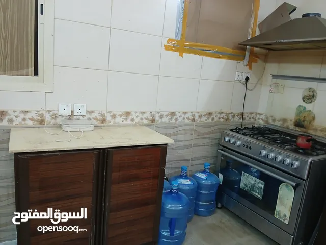انبوبه غاز عدد 2 وقوارير مياه عذبه واجهزه كهربائيه