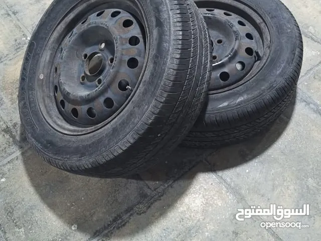 للبيع جنط حديد 15 خمس براغي هيونداي / كيا كان راكب على النترا عدد 3 مع اربع طاسات اصله هونداي كوش