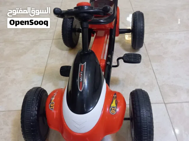 سيارة درفت أطفال 4 عجال لون أحمر وأسود الحالة: ممتازة ونظيفة جداً، استخدام خفيف مناسبة من عمر 2-5 سن
