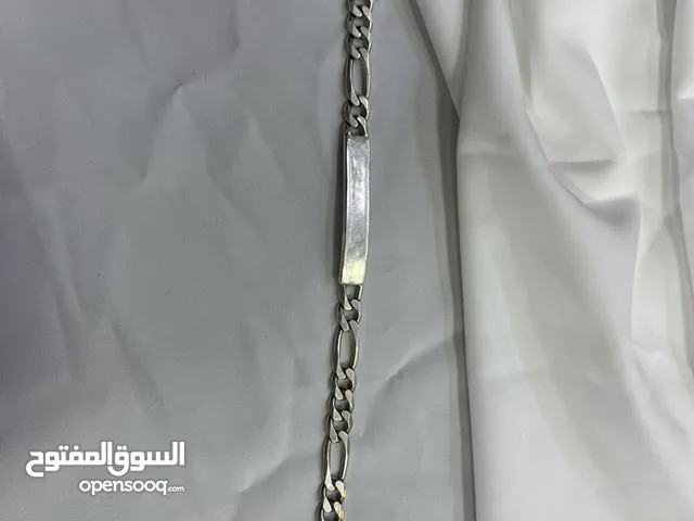 الأسوارة الفضية الإيطالية عيار *925* بوزن *15.3 جرام* تُعد خيارًا رائعًا لمحبي الفضة الأصيلة