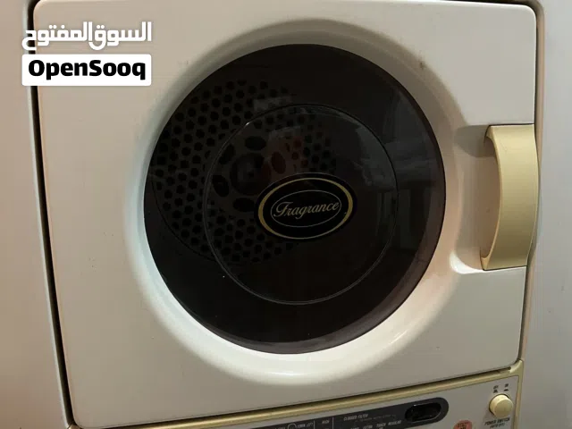 مجففة ملابس ماركة سانيو ، استعمال خفيف جداً،نظيفة.
