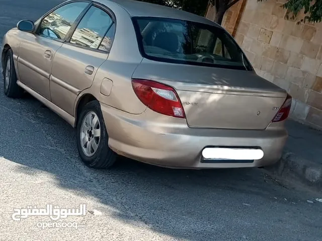 سيارة كيا ريو سيدان موديل 2000 لون ذهبي للبيع