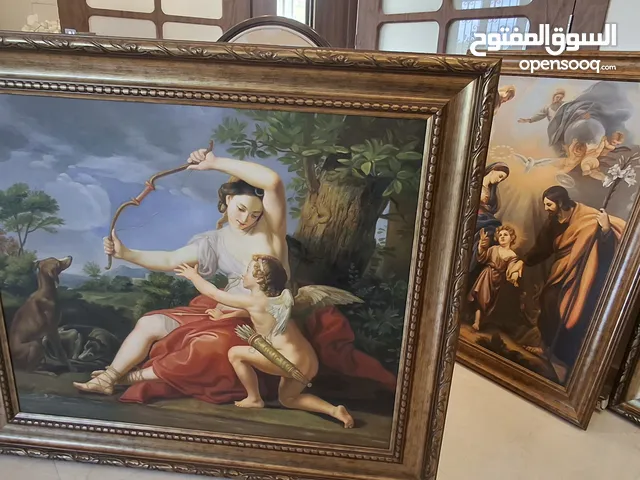 خزانة للتلفزيون مع رف  لوحات باحجام مختلفة