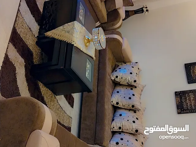طقم كنب شبه جديد للبيع مع الطاوله السعر 175 دينار اربد..... ضاحيه الحسين