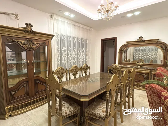 طاولة طعام 8كراسي وبوفيه وفضيه