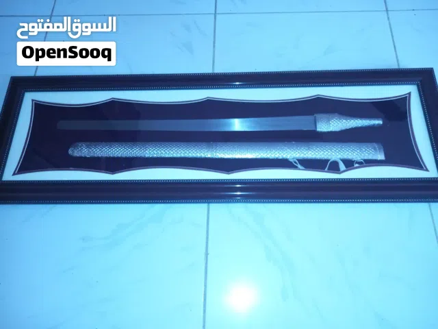 سيف فضي مطرز بحالة ممتازة مع العلبة والجراب