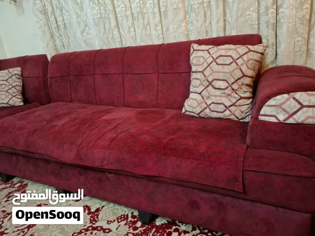 كورنر بحالة ممتازه  6 مقاعد وواحد منفصل  معه كفرات نفس القماشه خشب تقيل ومرتب  اربع مخدات معه