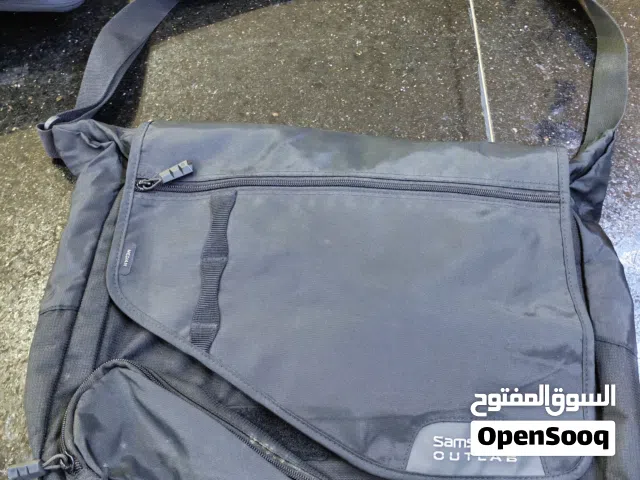 شنتة لابتوب نوع سامسونايت اصليه مبطنه من الداخل فخمه جدا جدا جديده غير مستعمله العديد من الجيب للكتب