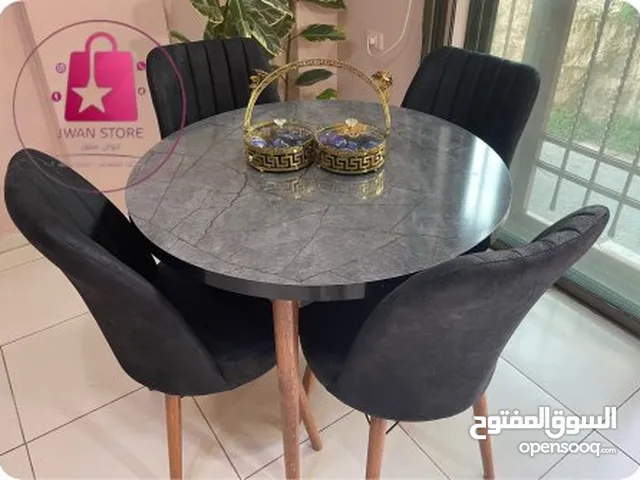 دللي منزلك بطاولة سفرة دائرية أنيقة مثالية للمساحات مع 4 كراسي بتصميمها التركي الأصيل