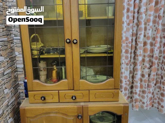 خزائن مطبخ خشب زان قشرة بلوط بحالة الجديد  مع رخامة جلاكسي بزرة ذهبية