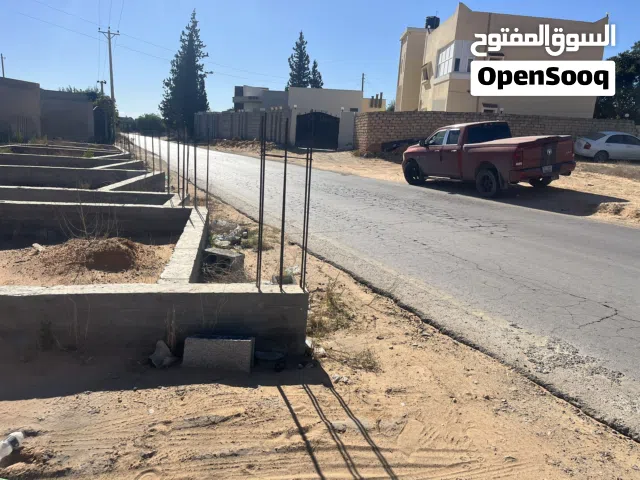 أرض عالقطران بمنطقة بير العالم بها قواعد وكاتينة لمحلات او مخزن وشقة فوقهم. الاوراق سليمة.