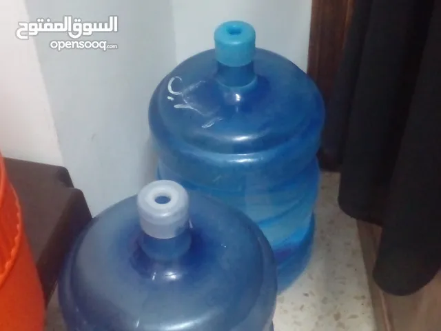 قارورتين مي موجودات باربد