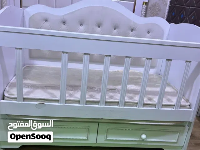 السرير + الدوشك كامل للبيع.