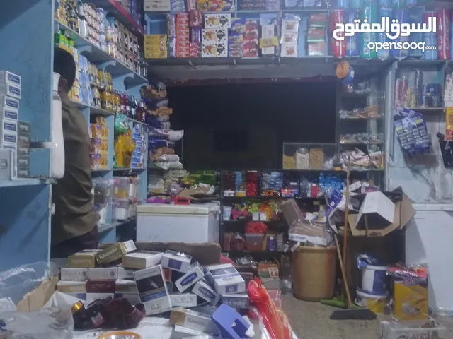 بقاله للبيع ثلاث فتحات ركنيه