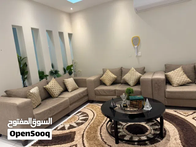 للبيع كنب مستعمل سنة فقط