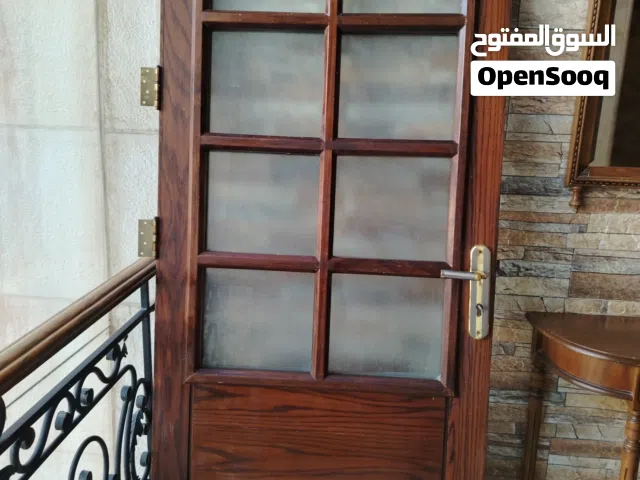 باب مطبخ فيه شباك زجاج