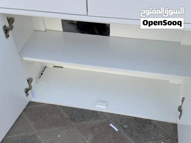 ارفف معلقه شبه جديده  سبب البيع مافي احد استعملهم كمال