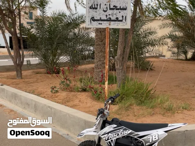 سكوتر كهربائي يمشي40 اذا شاحنه فل و اذا ناقص 34-38 و الماركه والله ما اعرفها